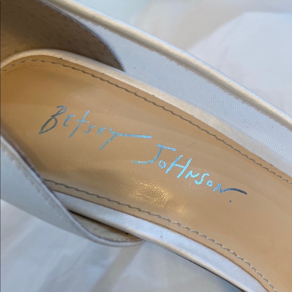 Betsey Johnson Cream and White Stiletto Heels with Feather Embellishments - Picture 3 of 9